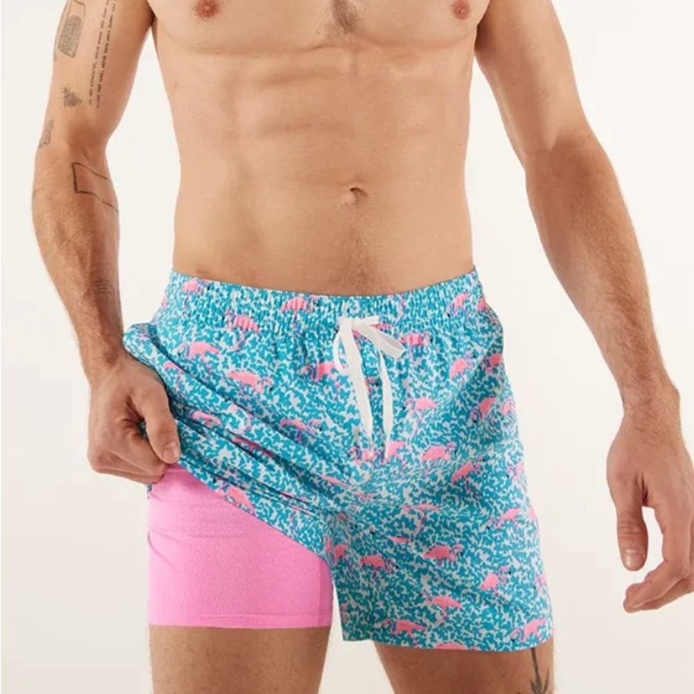 *New* Chubbies Men’s Swimsuit The Domingos Are For Flamingos (lined classic)